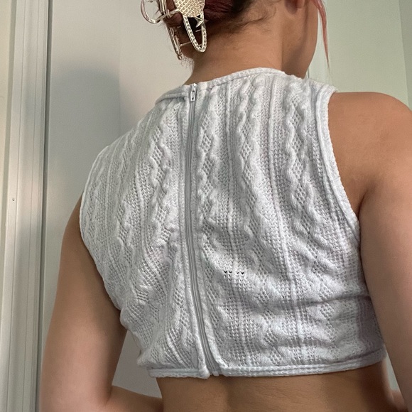 Cropped Cable Knit Armless Sweater - Picture 2 of 2